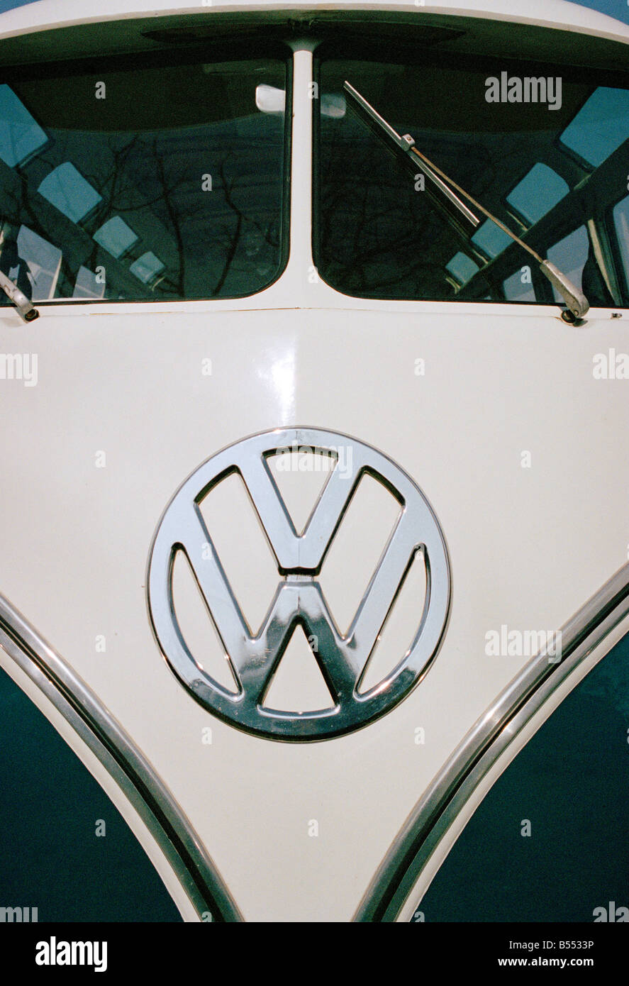 Vw Split Screen Vector Portrait of a classic vintage green and white Volkswagen split screen ...