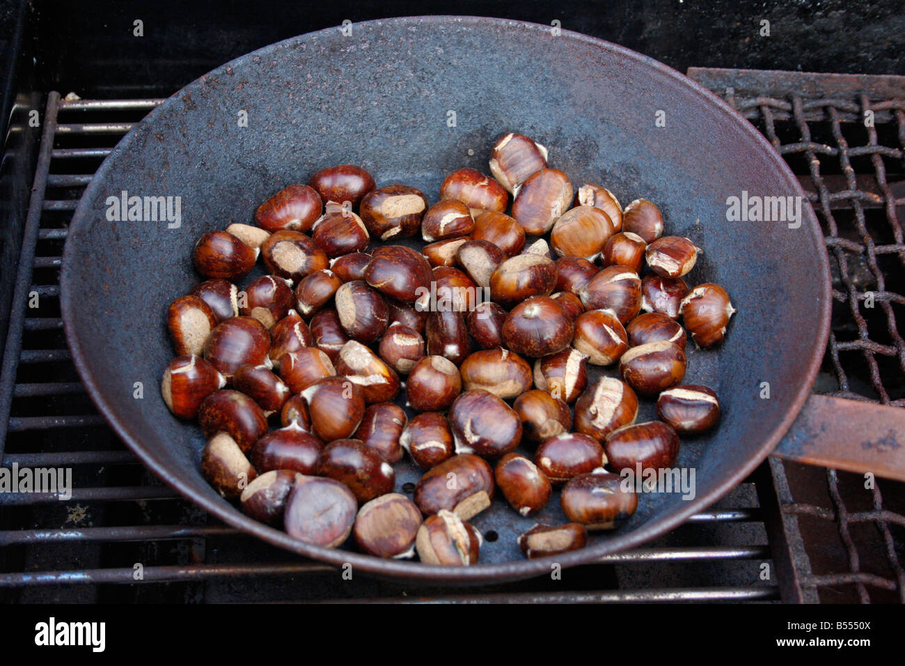 https://c8.alamy.com/comp/B5550X/outdoor-cooking-in-the-autumn-winter-autumn-fruit-chestnut-autumn-B5550X.jpg