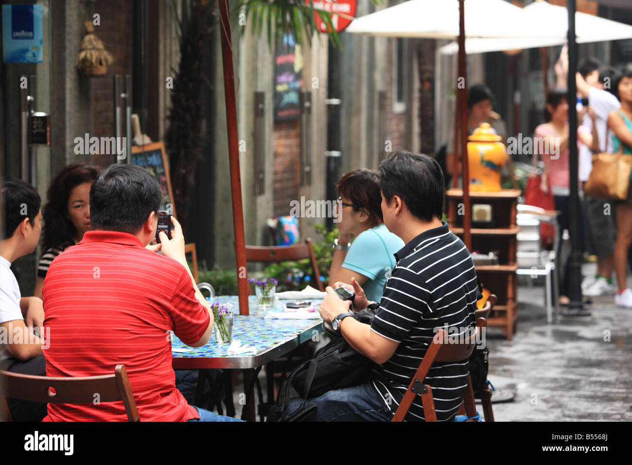 Locals gather to have lunch in Taikang Road, French Concession, Shanghai Stock Photo