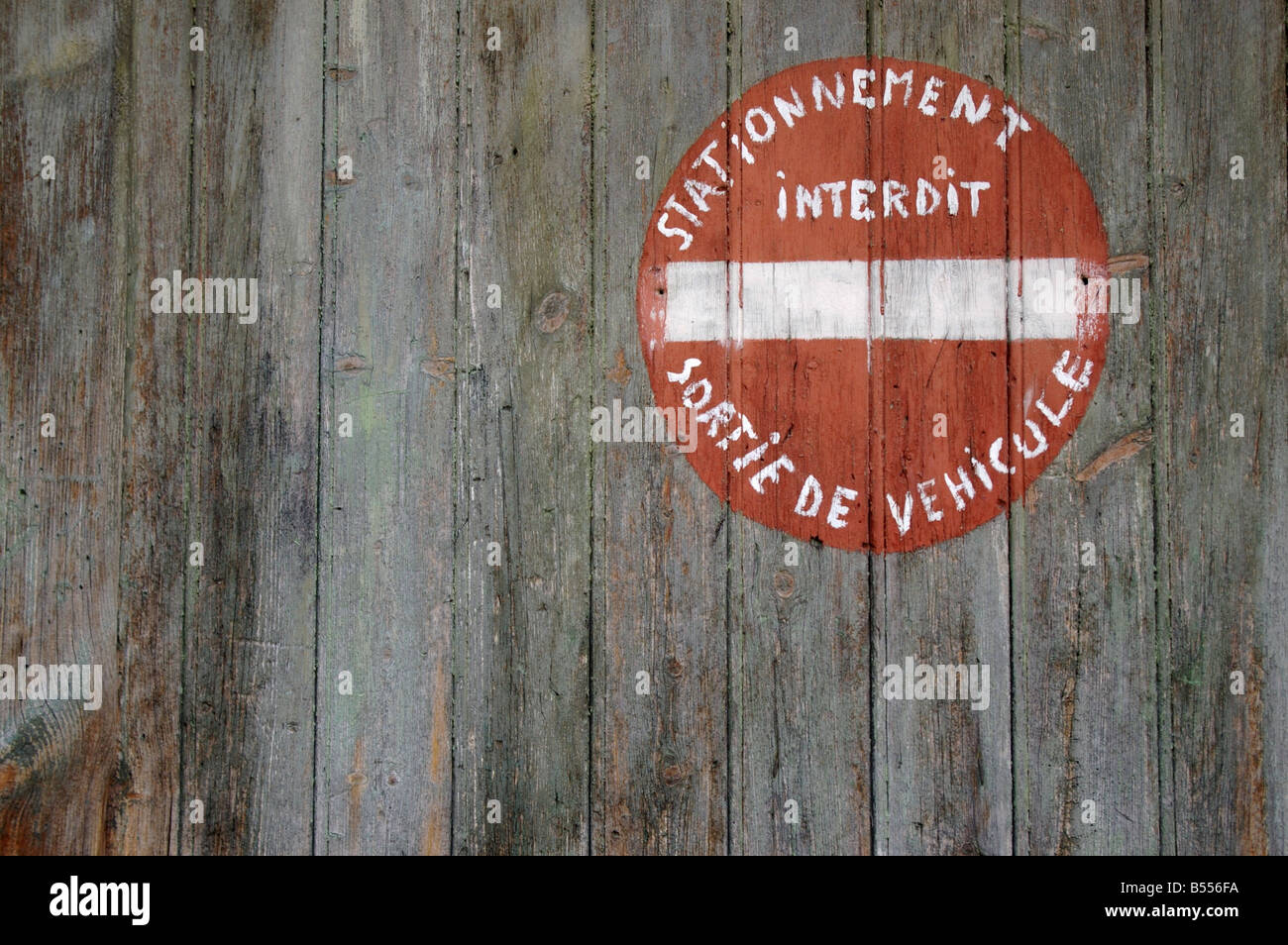 Stationnement Interdit sortie de vehicule sign Stock Photo - Alamy
