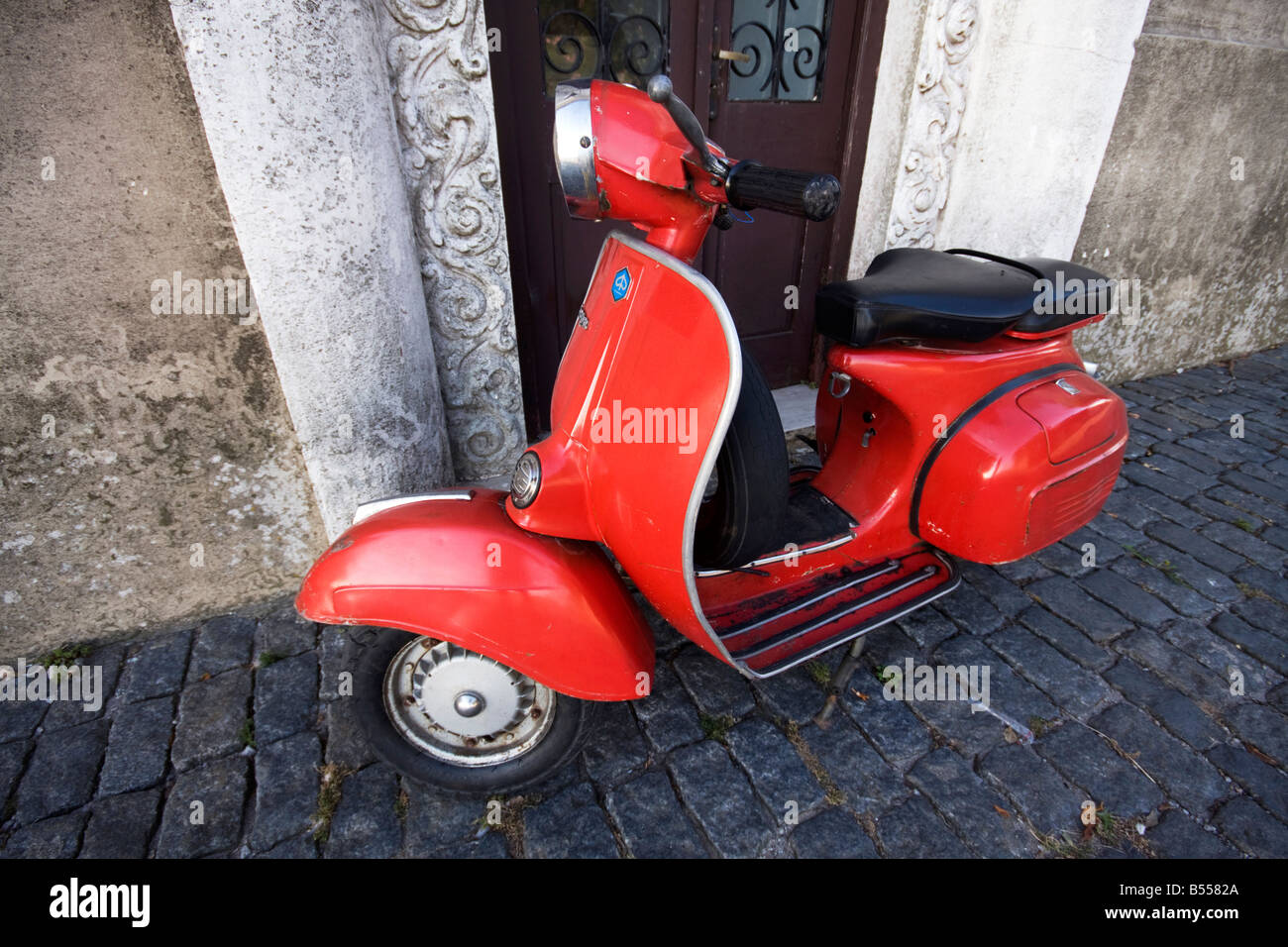 Red vespa hi-res stock photography and images - Alamy