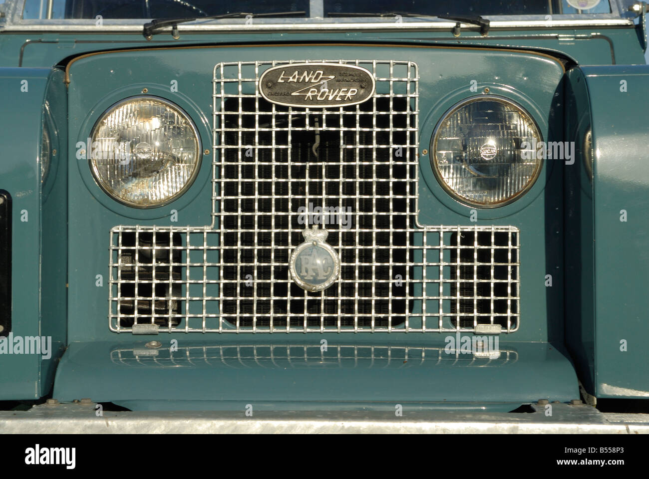 Land rover logo front grill hi-res stock photography and images - Alamy