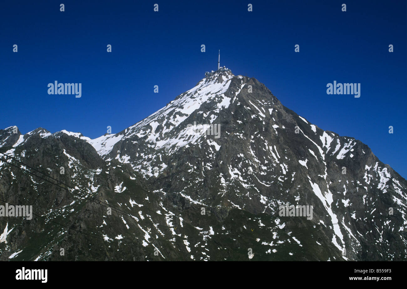 The aerial atop the Pic du Midi de Bigorre (2872 metres) marks a notable astronomic Observatory Stock Photo