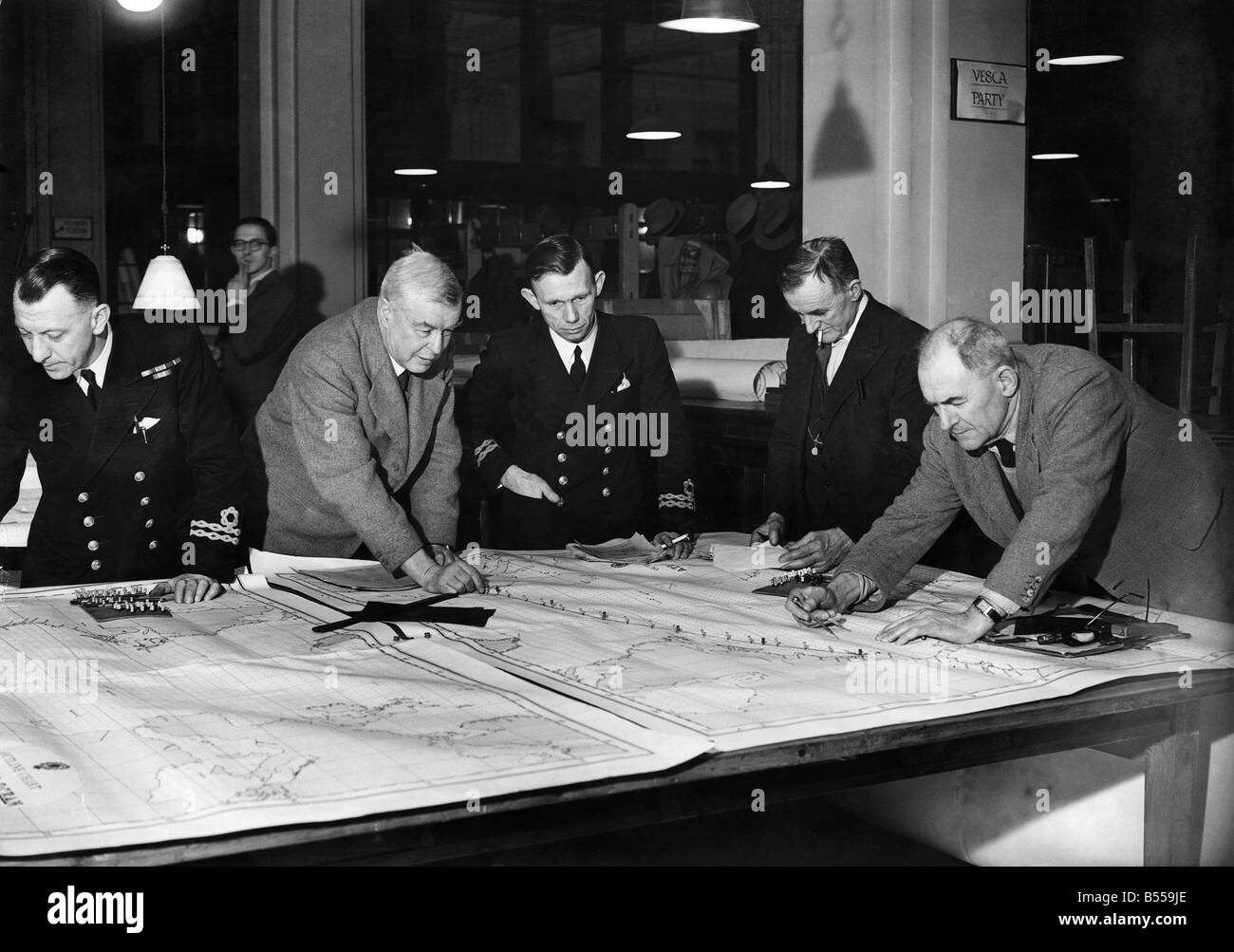 World War II: Battle of The Atlantic. Scene in the Admiralty Plotting Room showing the old uns plotting the positions of ships a Stock Photo