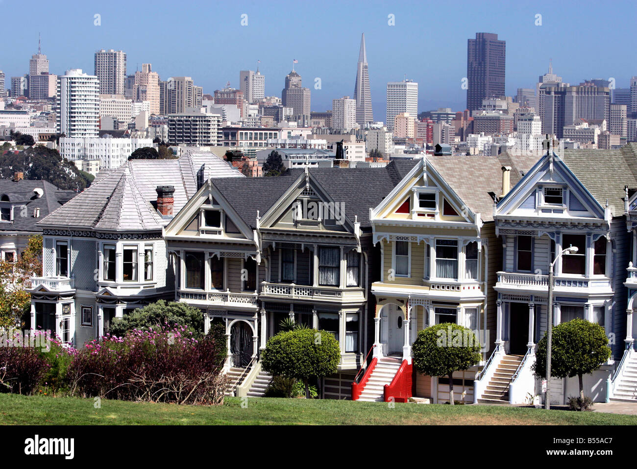 US SAN FRANCISCO Old Victorian houses on Alamo Square with the modern city in the background PHOTO GERRIT DE HEUS Stock Photo