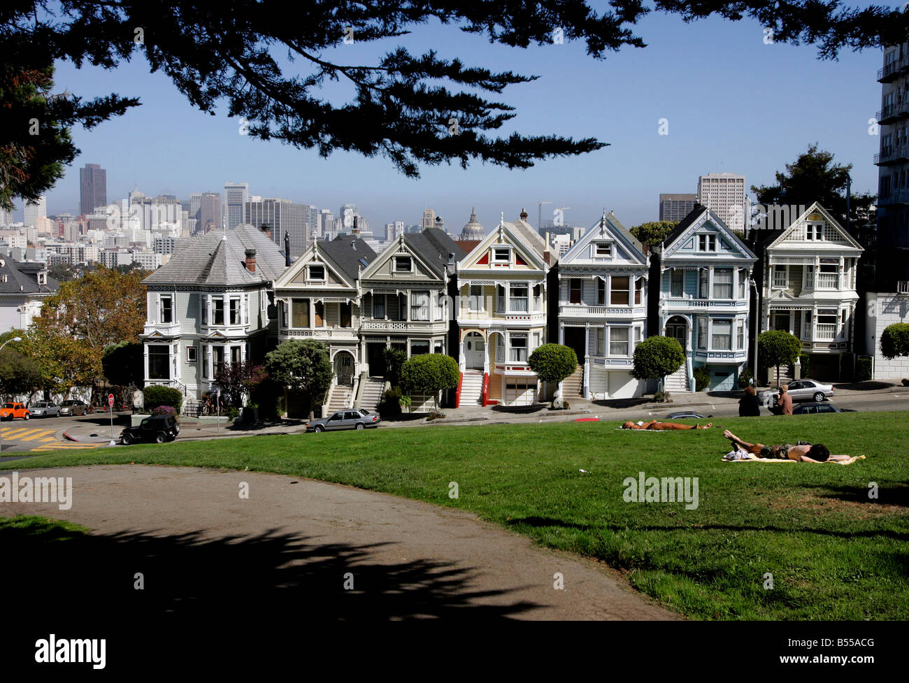 US SAN FRANCISCO Old Victorian houses on Alamo Square with the modern city in the background PHOTO GERRIT DE HEUS Stock Photo