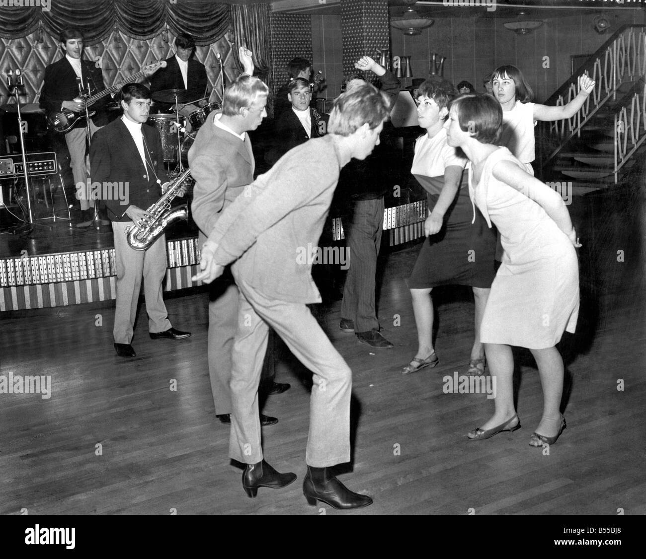 Entertainment: Dance: The Prince Philip. Young mods-hands clasped behind their backs like Prince Philip-dance The Blues at Basildon, Essex. August 1963 P012717 Stock Photo