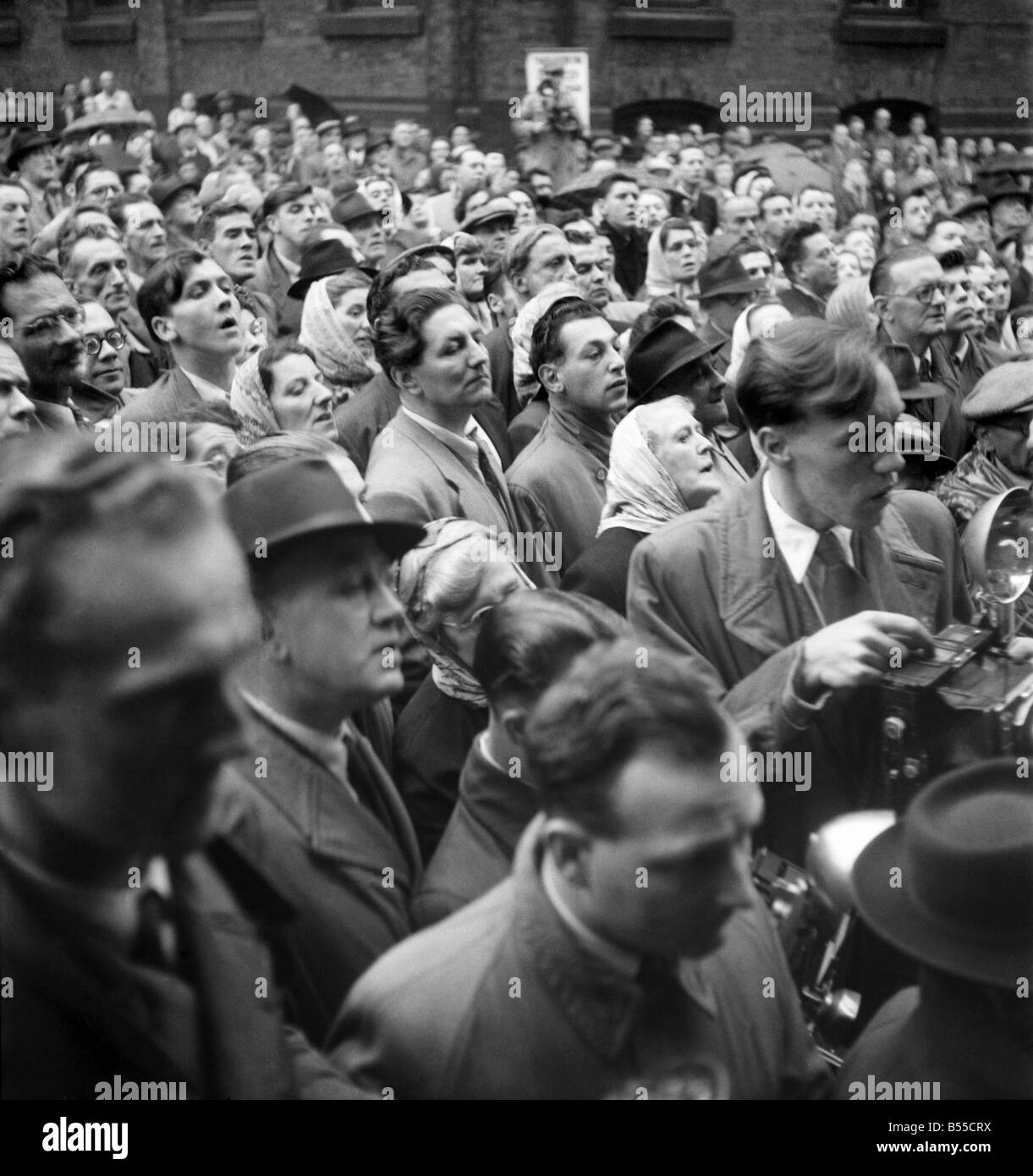 Crime Murder. A section of the crowd crane their necks to see the two notice being posted on the gate at Strangeways Gaol, Manchester after the execution of Mrs. Louisa Merrifield. There were no tears for Mrs. Merrifield. September 1953 D5722-002 Stock Photo