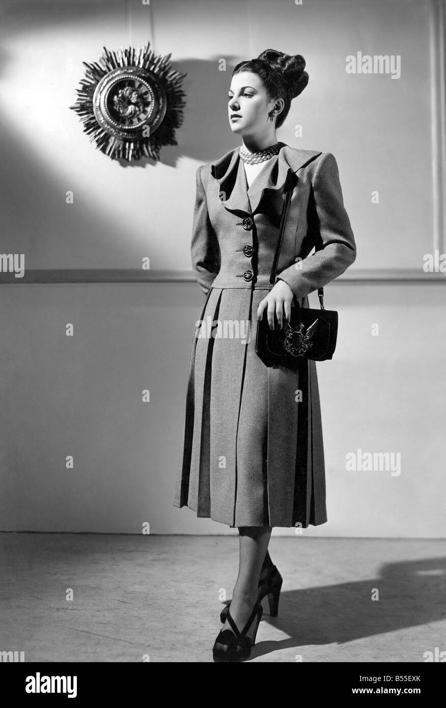Handbag 1940s hi-res stock photography and images - Alamy