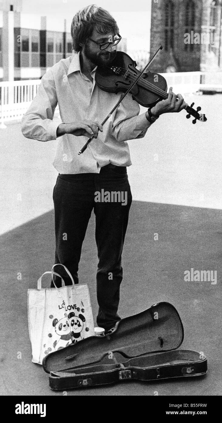Busker Paul Wright playing his violin Stock Photo