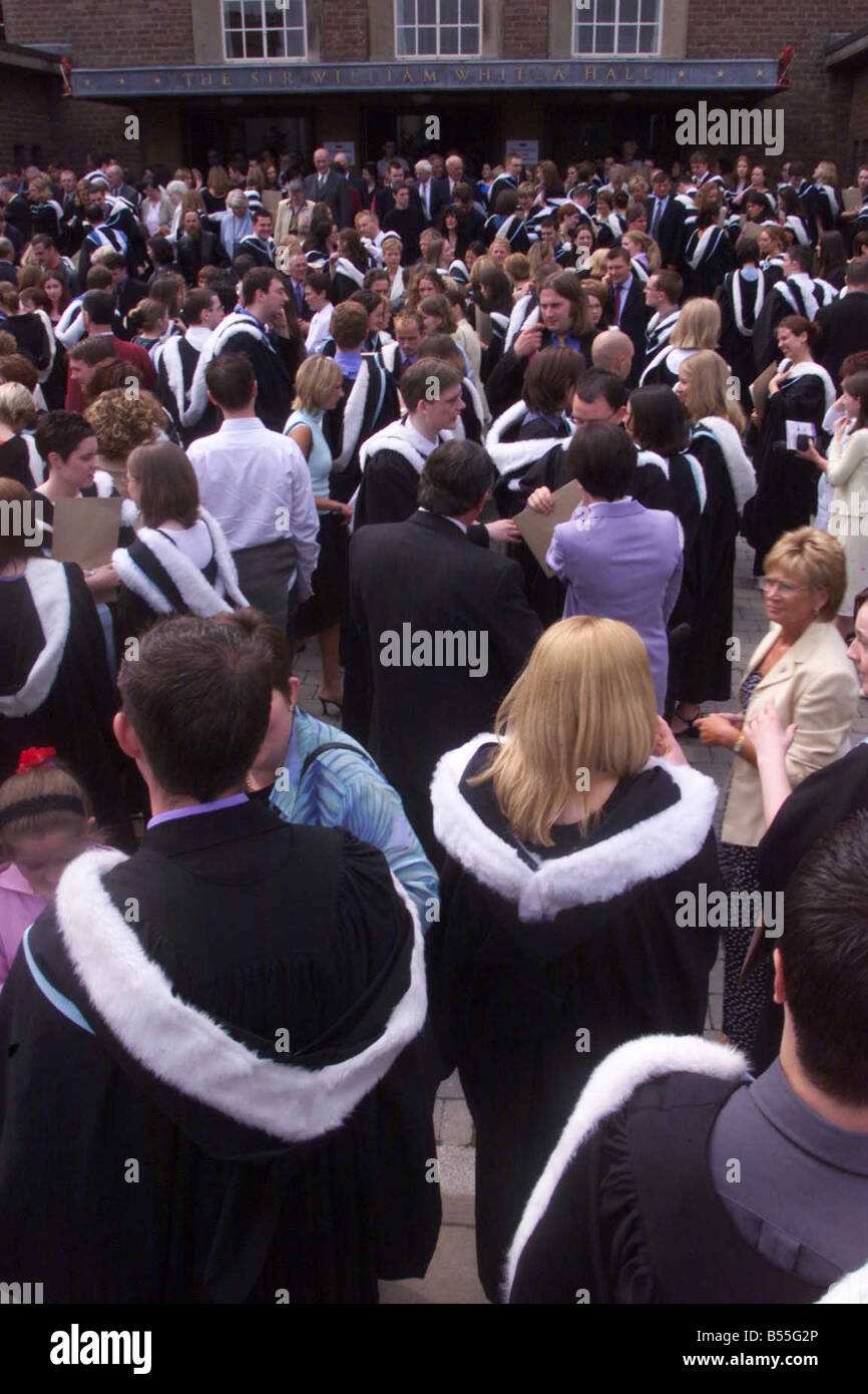 Queen s University Belfast Graduations July 2001 Queens University Students spill out from the Whitla Hall after the graduation Stock Photo