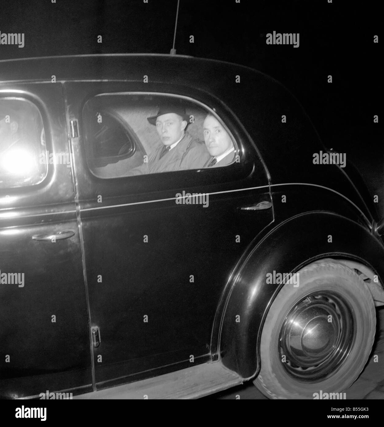 Crime Murder Mary Hackett. Albert Hall (right hatless) arrives in a police car at Halifax Court where he is being tried for the Stock Photo