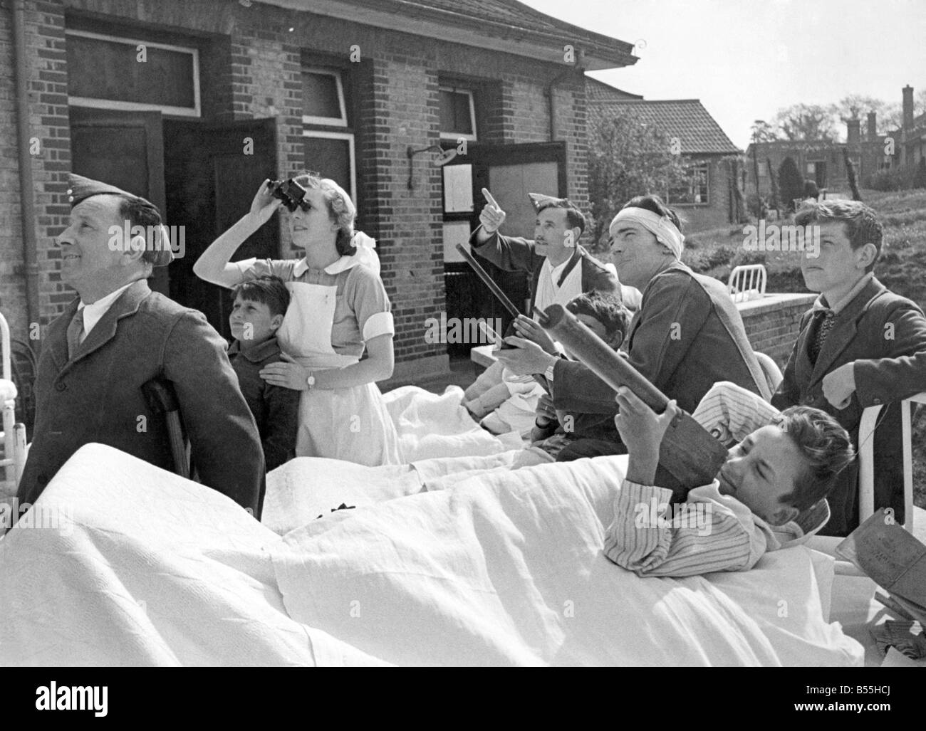 World War II: Hospitals. Nurses and patients watch the dogfights between the R.A.F. and the German Airforce at the height of the Battle of Britain. August 1940 P012079 Stock Photo