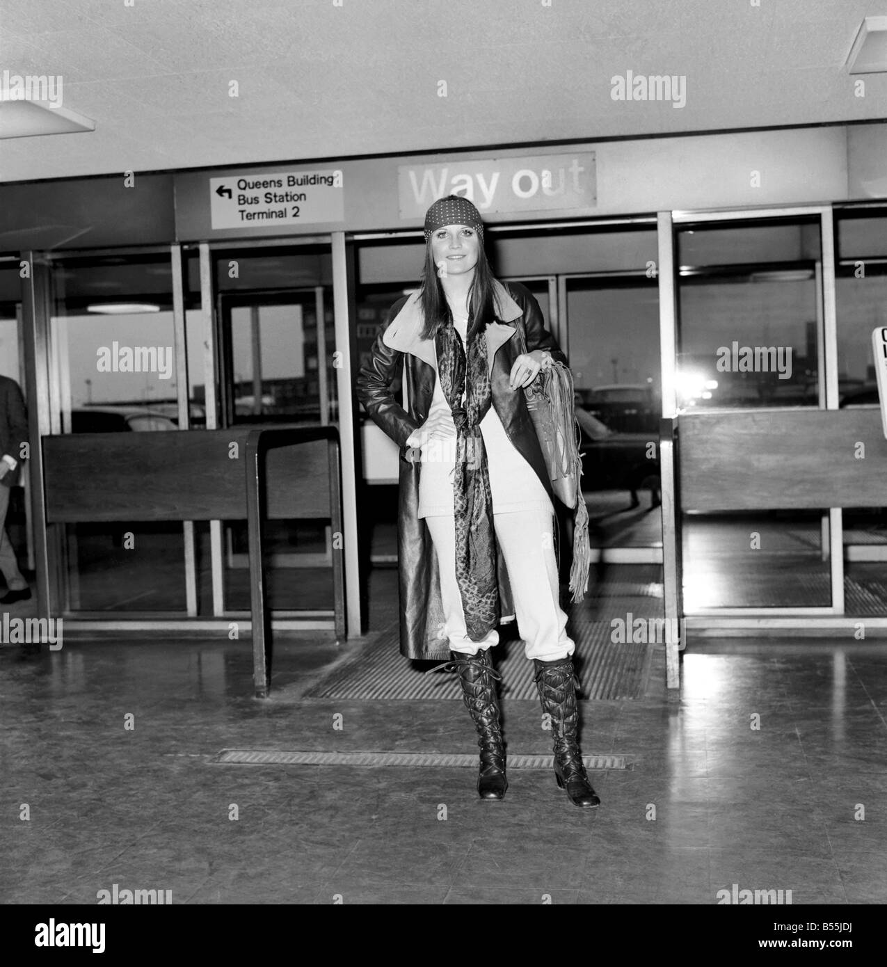 Entertainment. Music: Singer Sandie Shaw leaving London Airport for Madrid for a recording session. December 1969 Z12295-001 Stock Photo