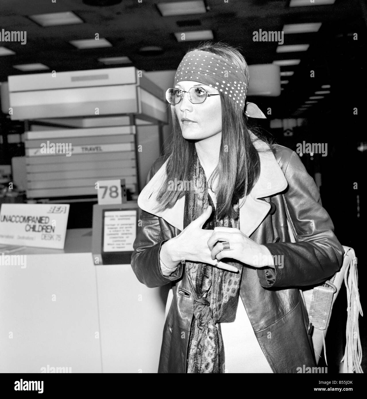 Entertainment. Music: Singer Sandie Shaw leaving London Airport for Madrid for a recording session. December 1969 Z12295-002 Stock Photo
