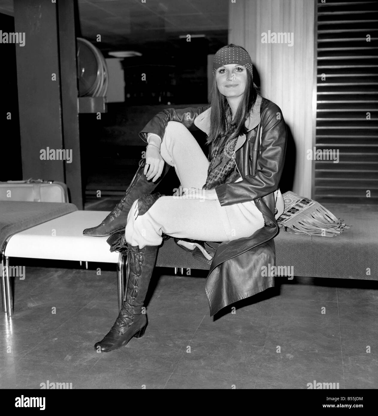Entertainment. Music: Singer Sandie Shaw leaving London Airport for Madrid for a recording session. December 1969 Z12295 Stock Photo