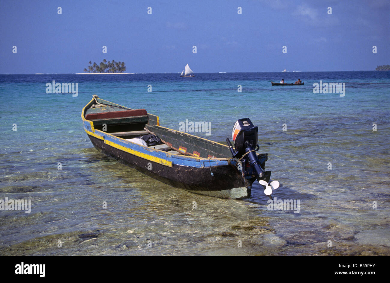 Panama kuna indian canoe hi-res stock photography and images - Alamy