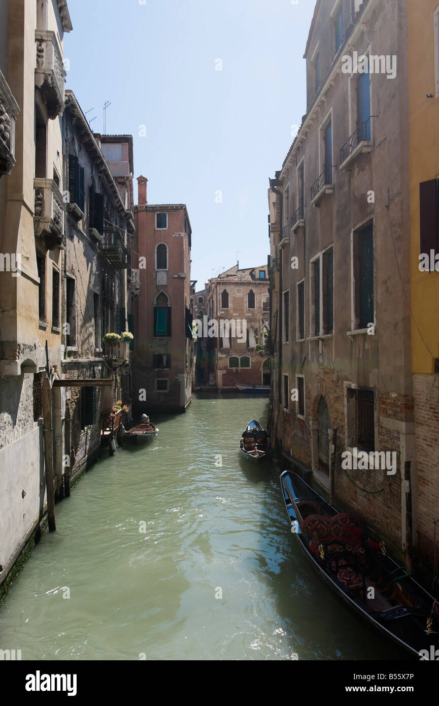 Narrow canal gondola bridge hi-res stock photography and images - Alamy