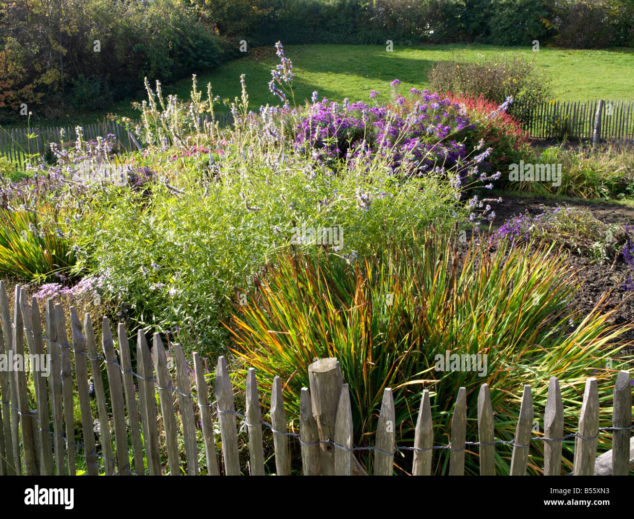 Horizontal wooden fence hi-res stock photography and images - Alamy