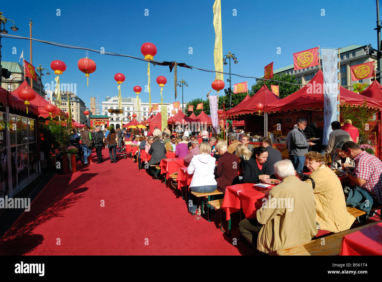 Visitors at the Chinese market upon the Rathausmarkt during the China