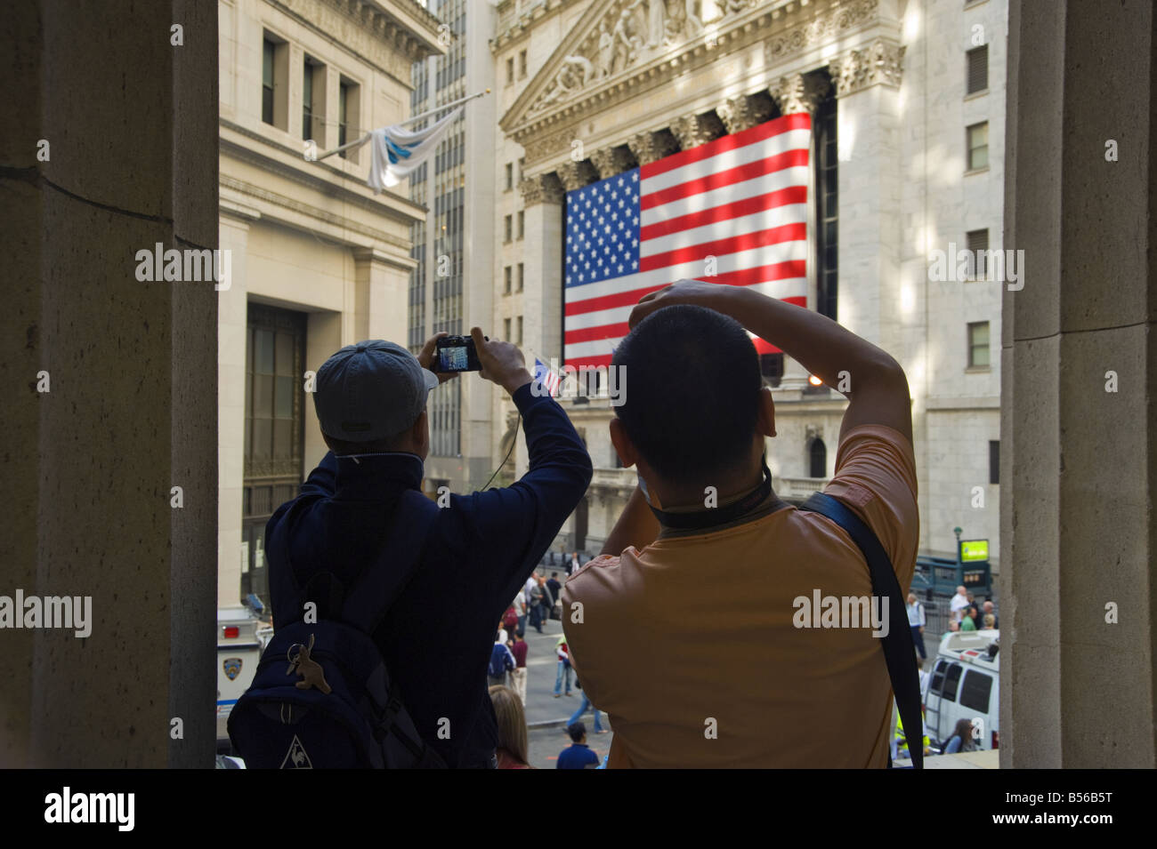 Tourists at New York Stock  exchange during credit crunch financial crisis of 2008 Stock Photo