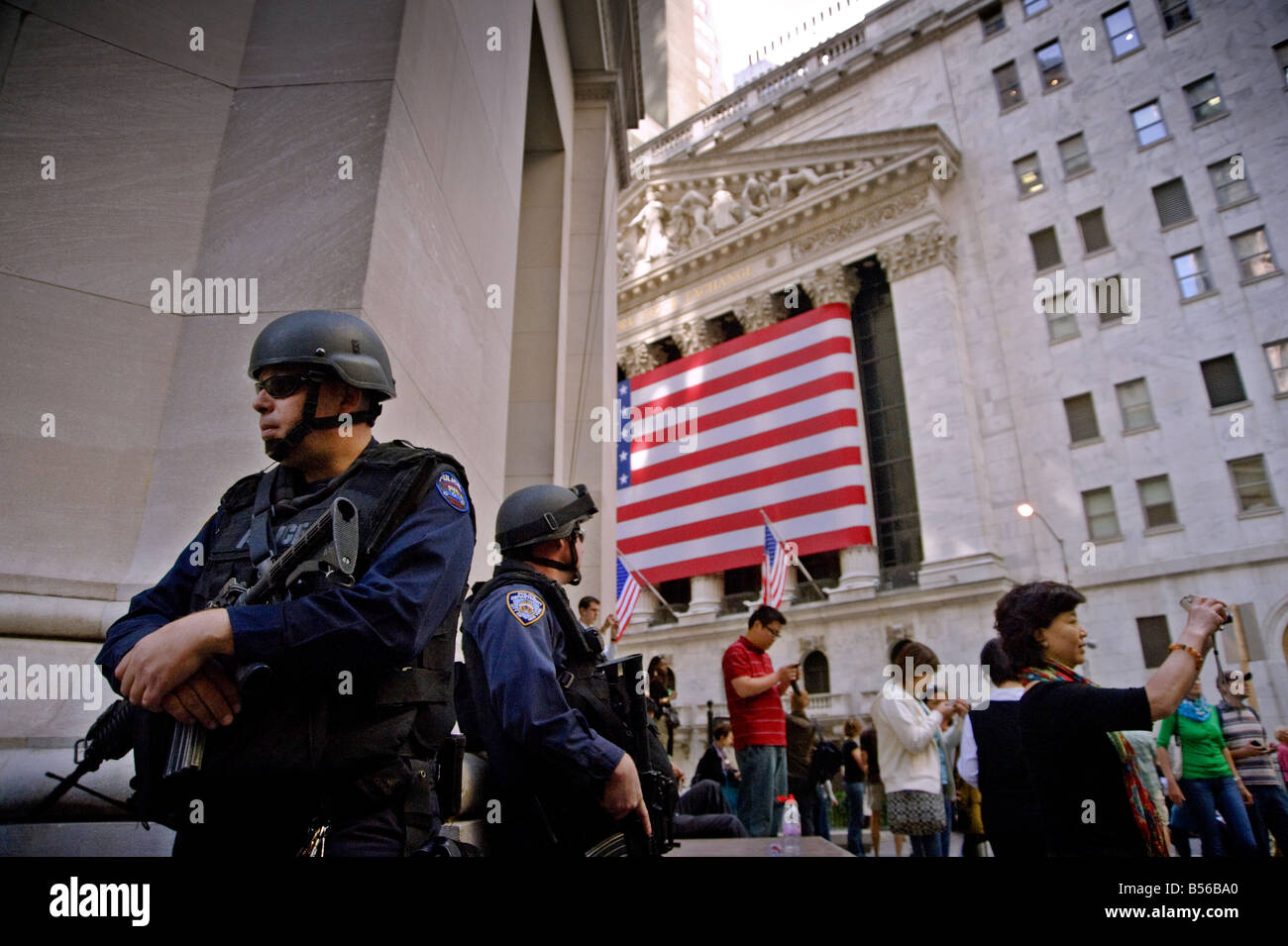 Armed NYPD police maintain guard at the New York Stock Exchange during the credit crunch financial crisis of 2008 Stock Photo
