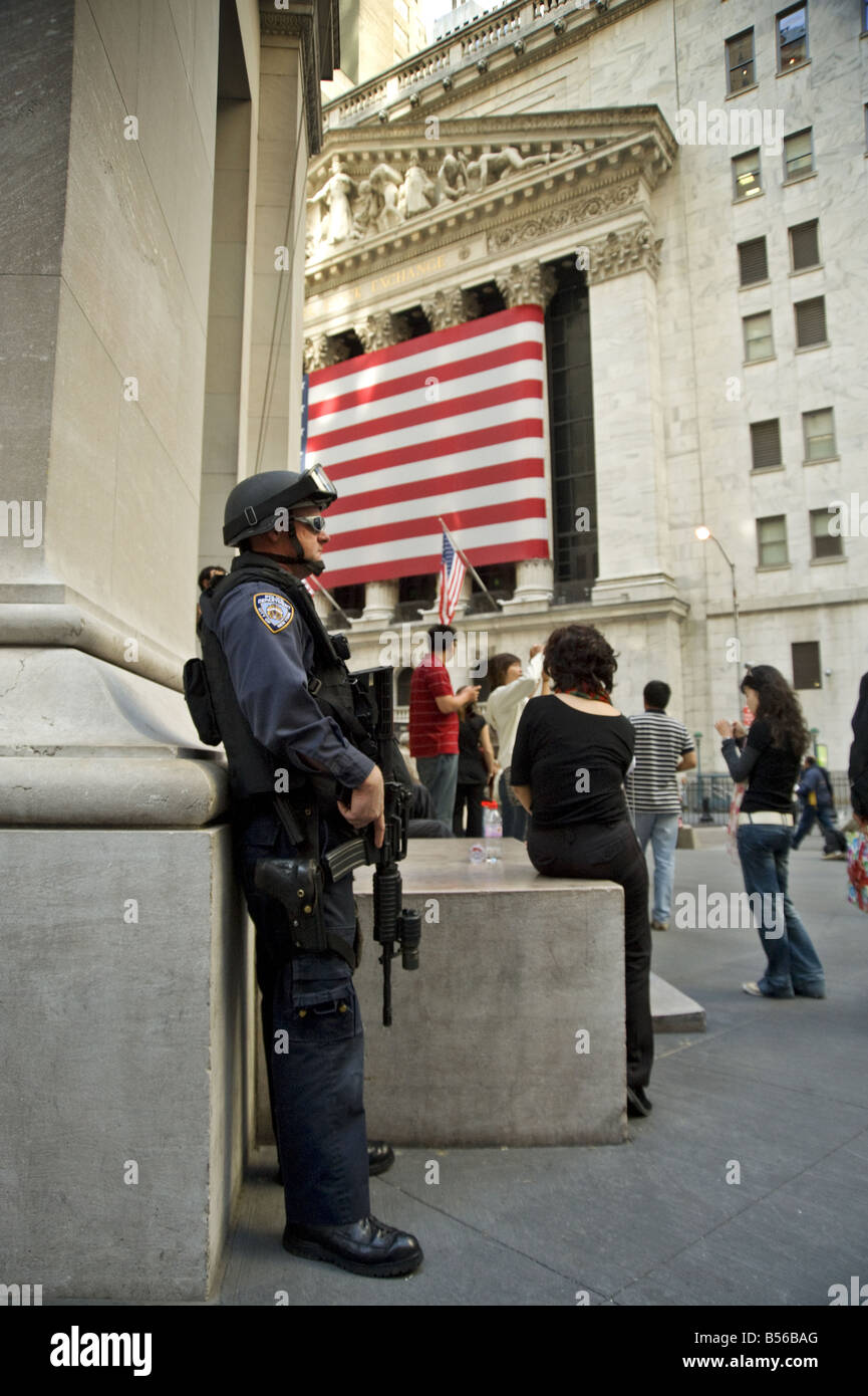 Armed NYPD police maintain guard at the New York Stock Exchange during the credit crunch financial crisis of 2008 Stock Photo