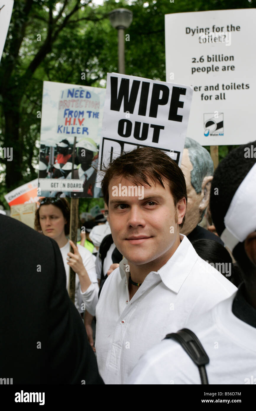 Daniel Bedingfield sings and campaigns at the Make Poverty History