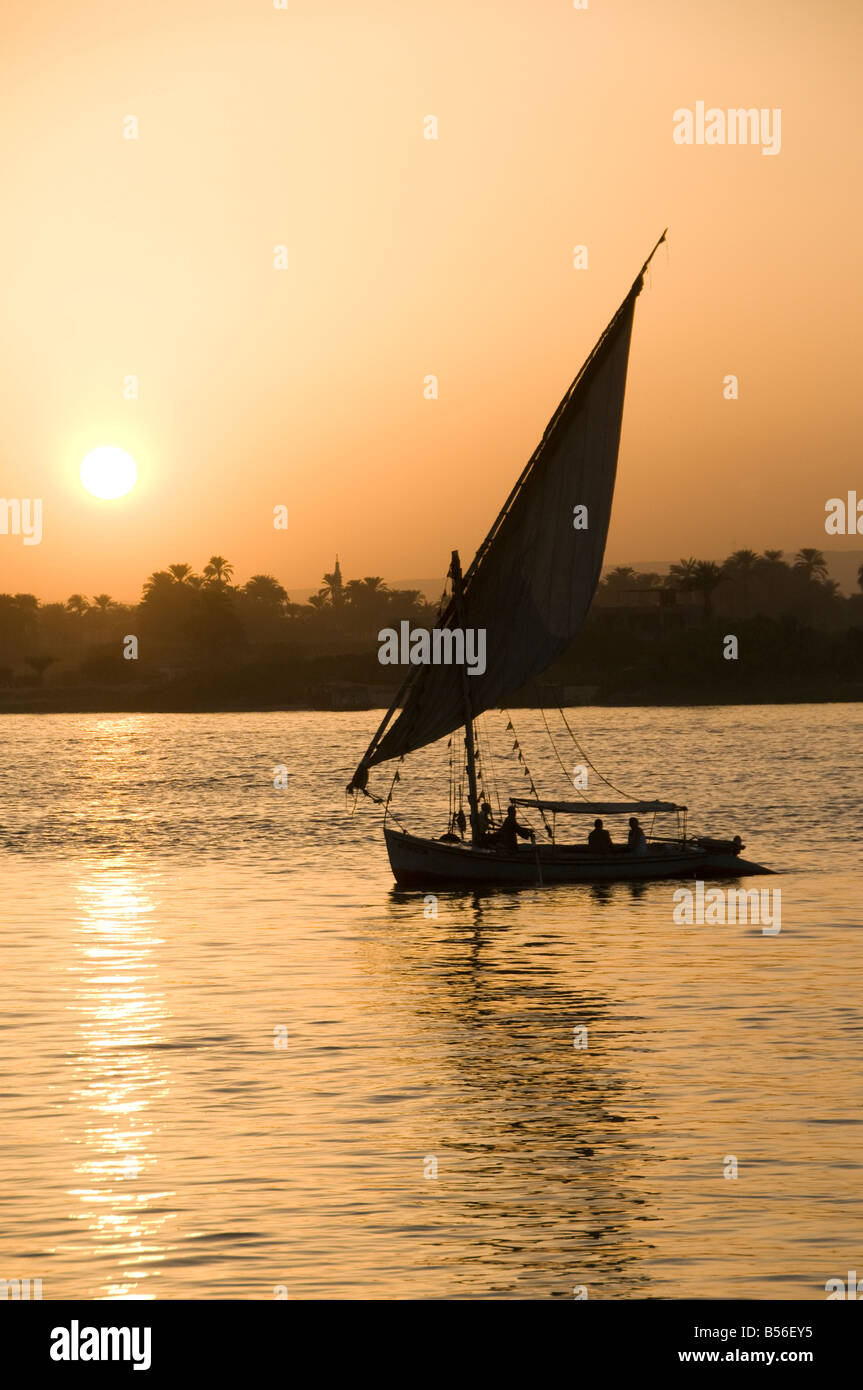 Egypt wooden boat hires stock photography and images Alamy