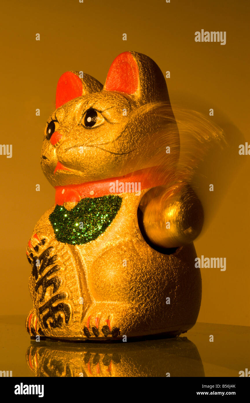 Waving cat statue Stock Photo - Alamy