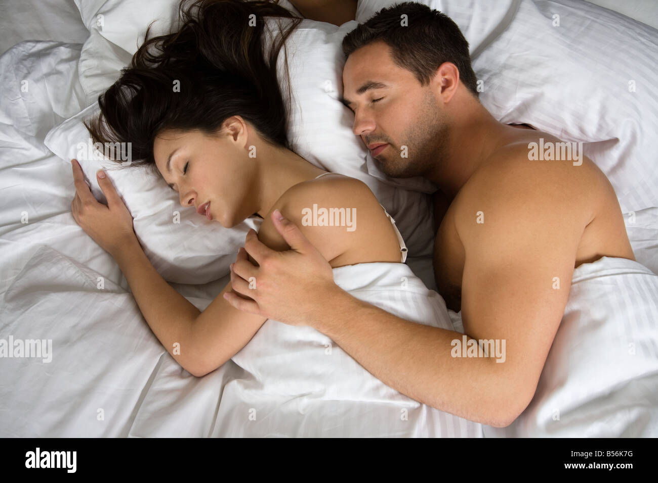 спать в обнимку. спящие пары. мужчины и девушки видео спящие. девушка спит на парне. мужчины и девушки видео спящие.