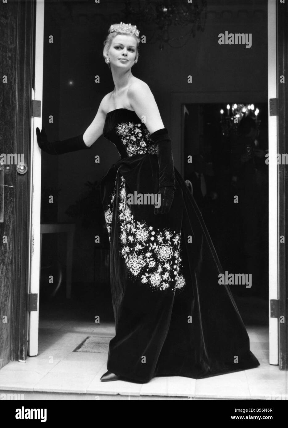 Black velvet skirt queen online