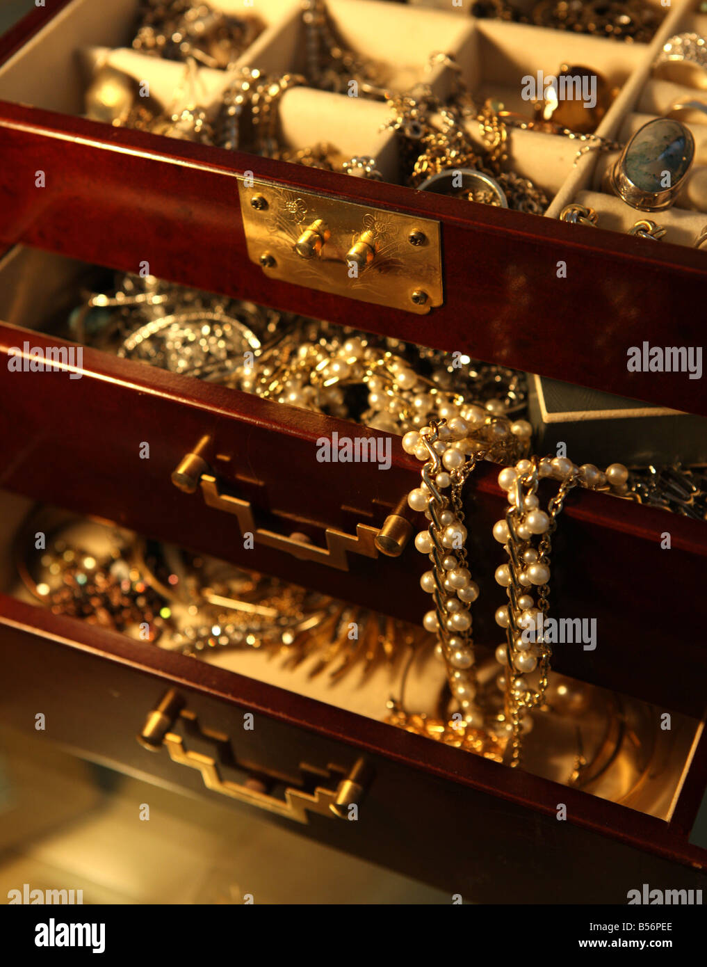 Overflowing jewellery box hi-res stock photography and images - Alamy