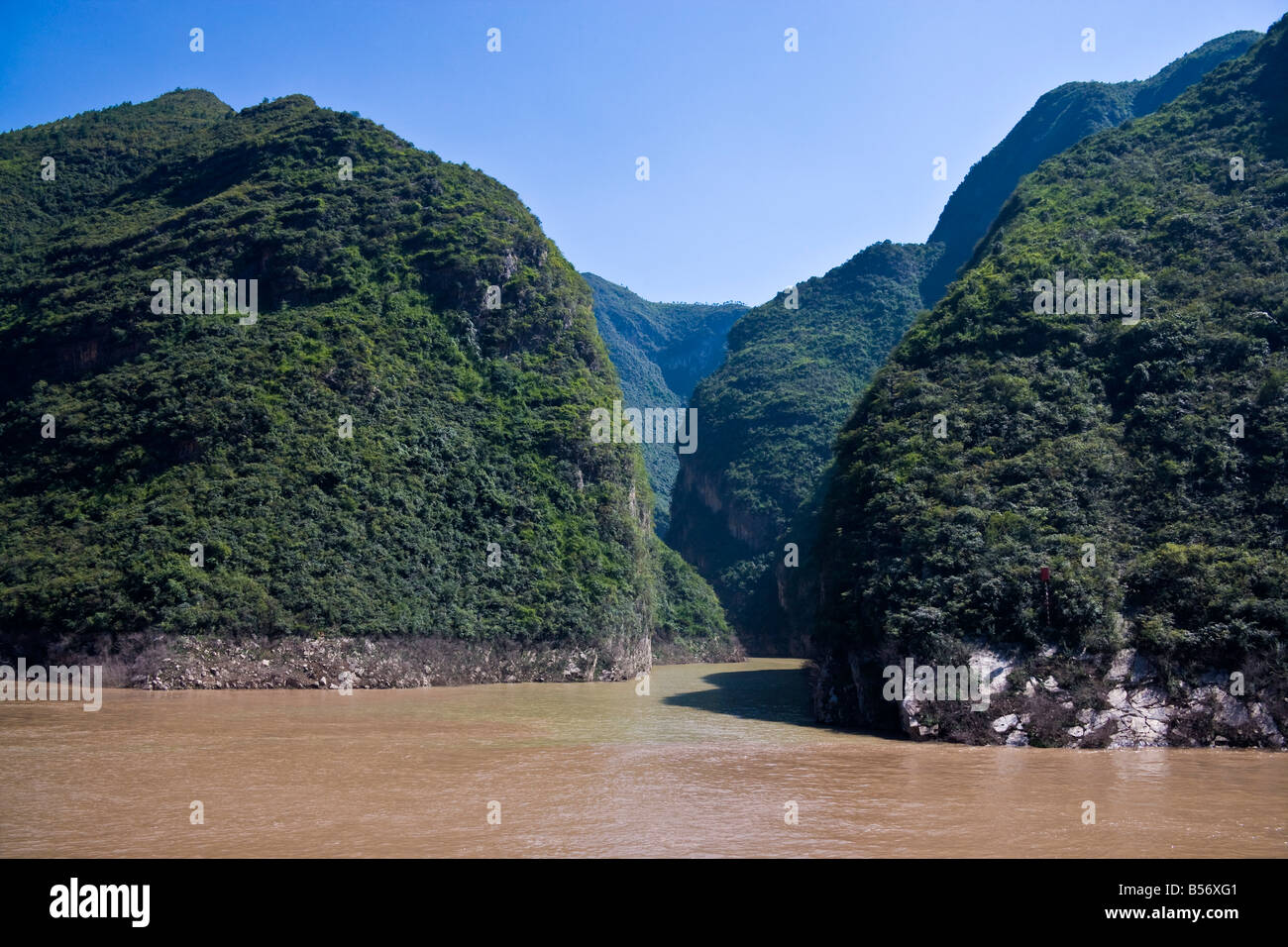 Lighter coloured waters of a tributary merge with the darker Yangzi ...