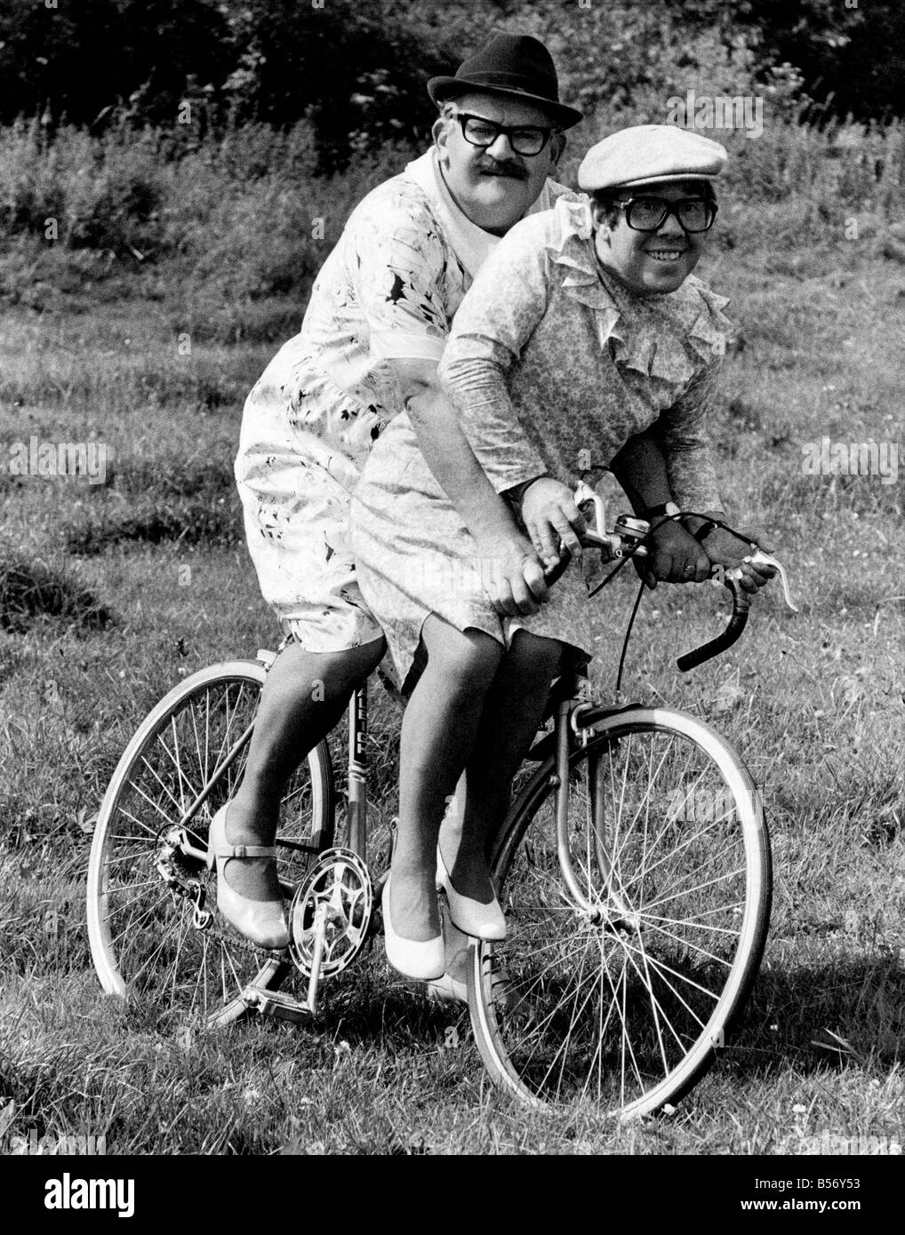 The two Ronnies - Ronnie Barker and Ronnie Corbett, filming at Berkely (Glos) for the new B.B.C. Television series Women rule En Stock Photo