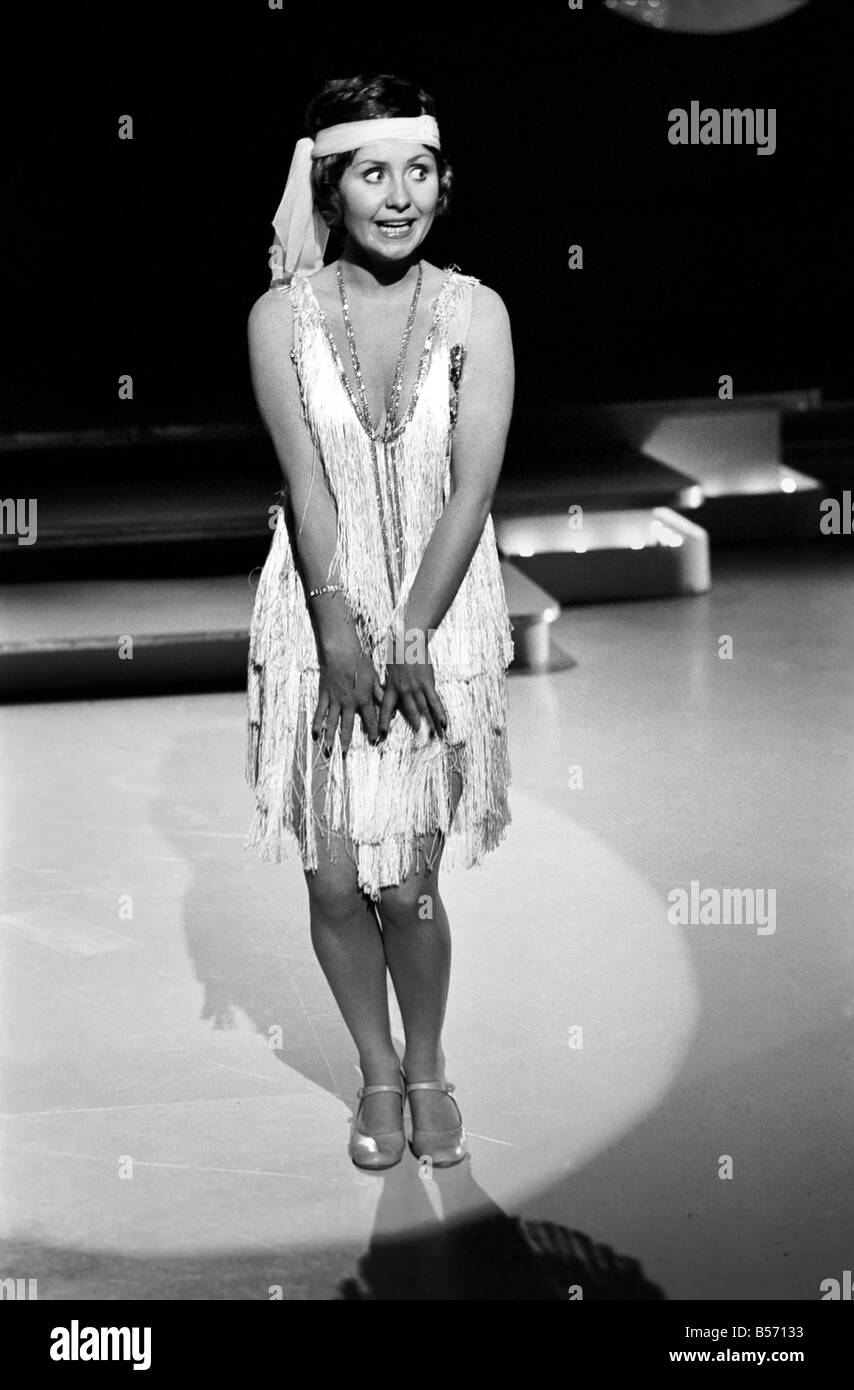 Pop Singer Lulu performing on stage. &#13;&#10;February 1975 &#13;&#10;75-00909-003 Stock Photo