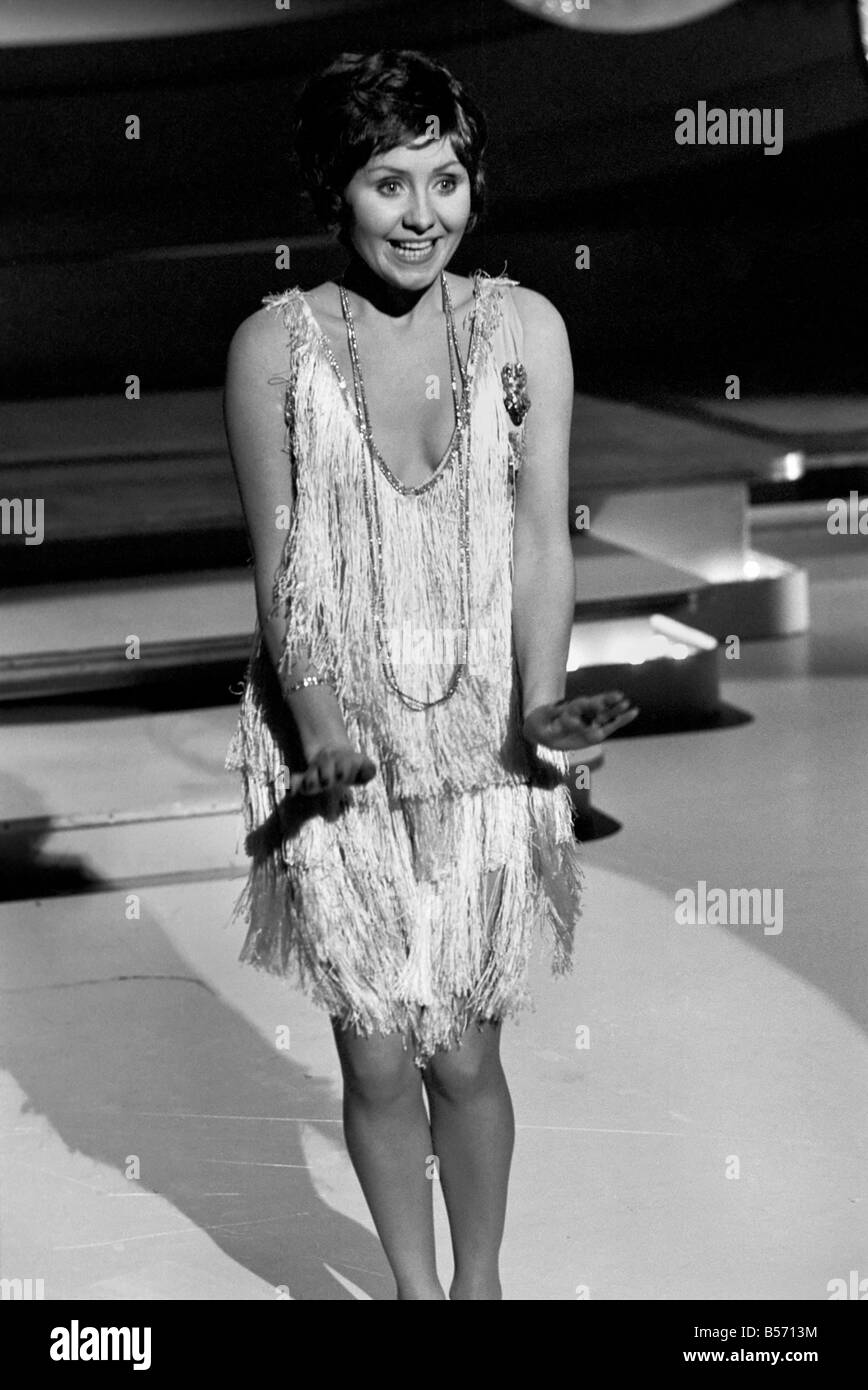 Pop Singer Lulu performing on stage. &#13;&#10;February 1975 &#13;&#10;75-00909-010 Stock Photo