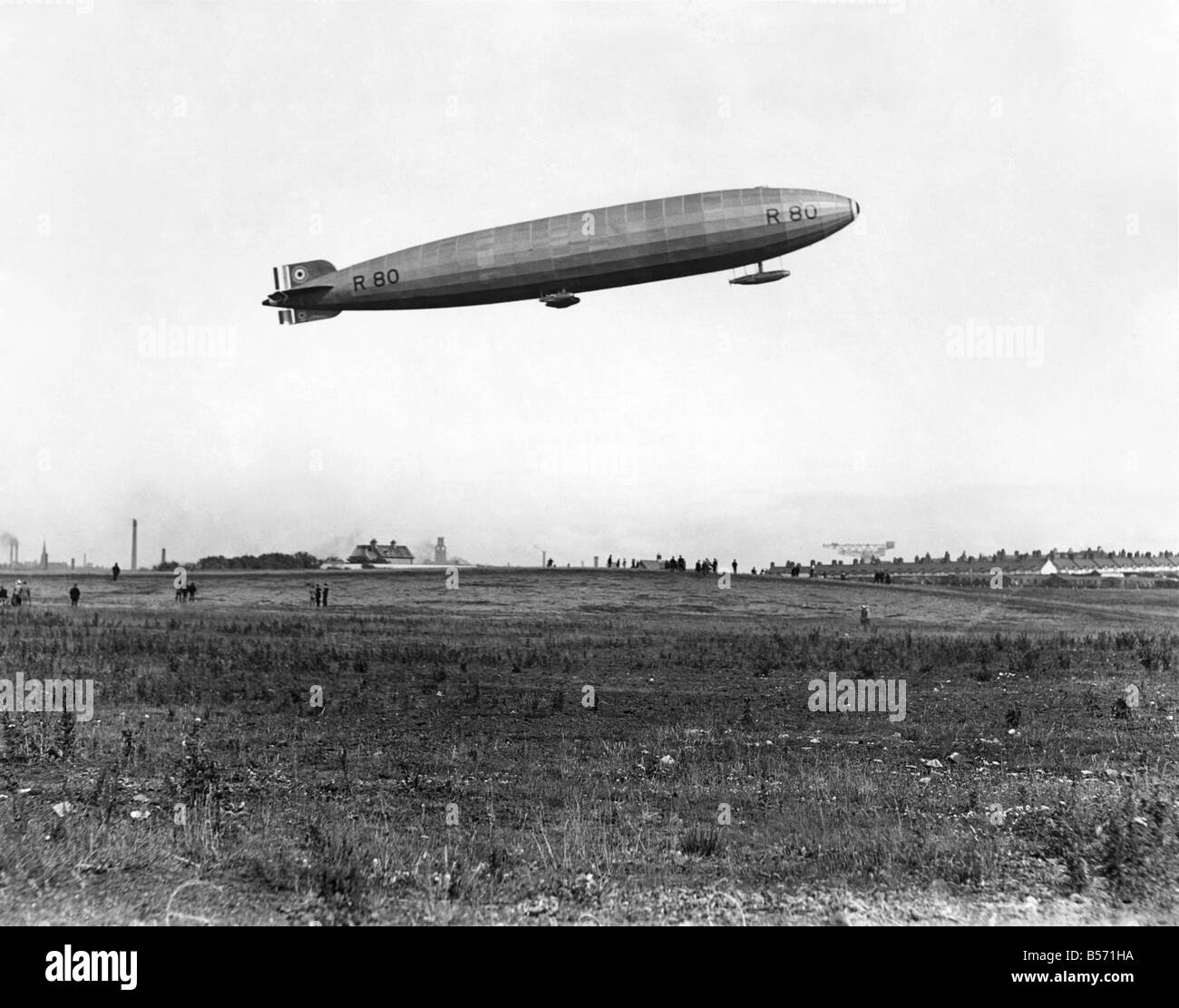 British airship hi-res stock photography and images - Alamy