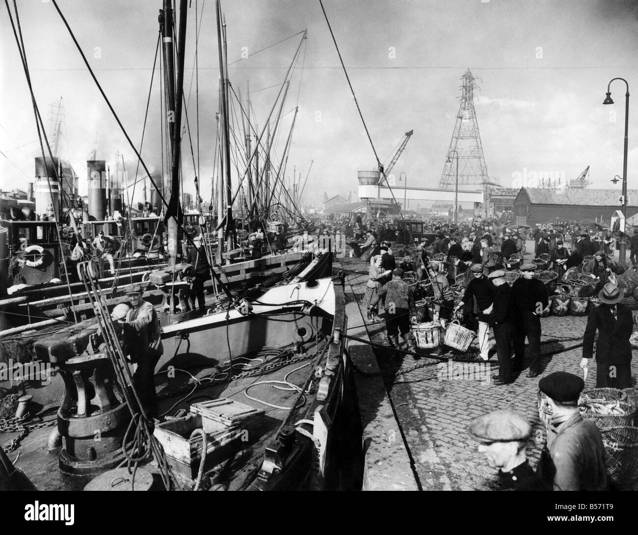 The herring fleet lands its catch at Yarmouth. October 1936 P004154 Stock Photo Alamy