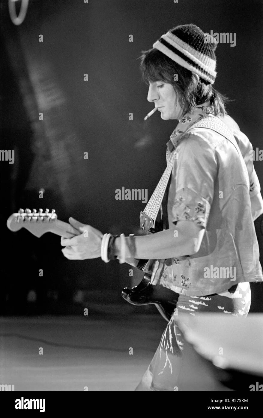 Ronnie Wood, guitarist with Rod Stewart and The Faces. Concert in USA.  Music/Pop/1970s. April 1975 75-01038-007 Stock Photo - Alamy