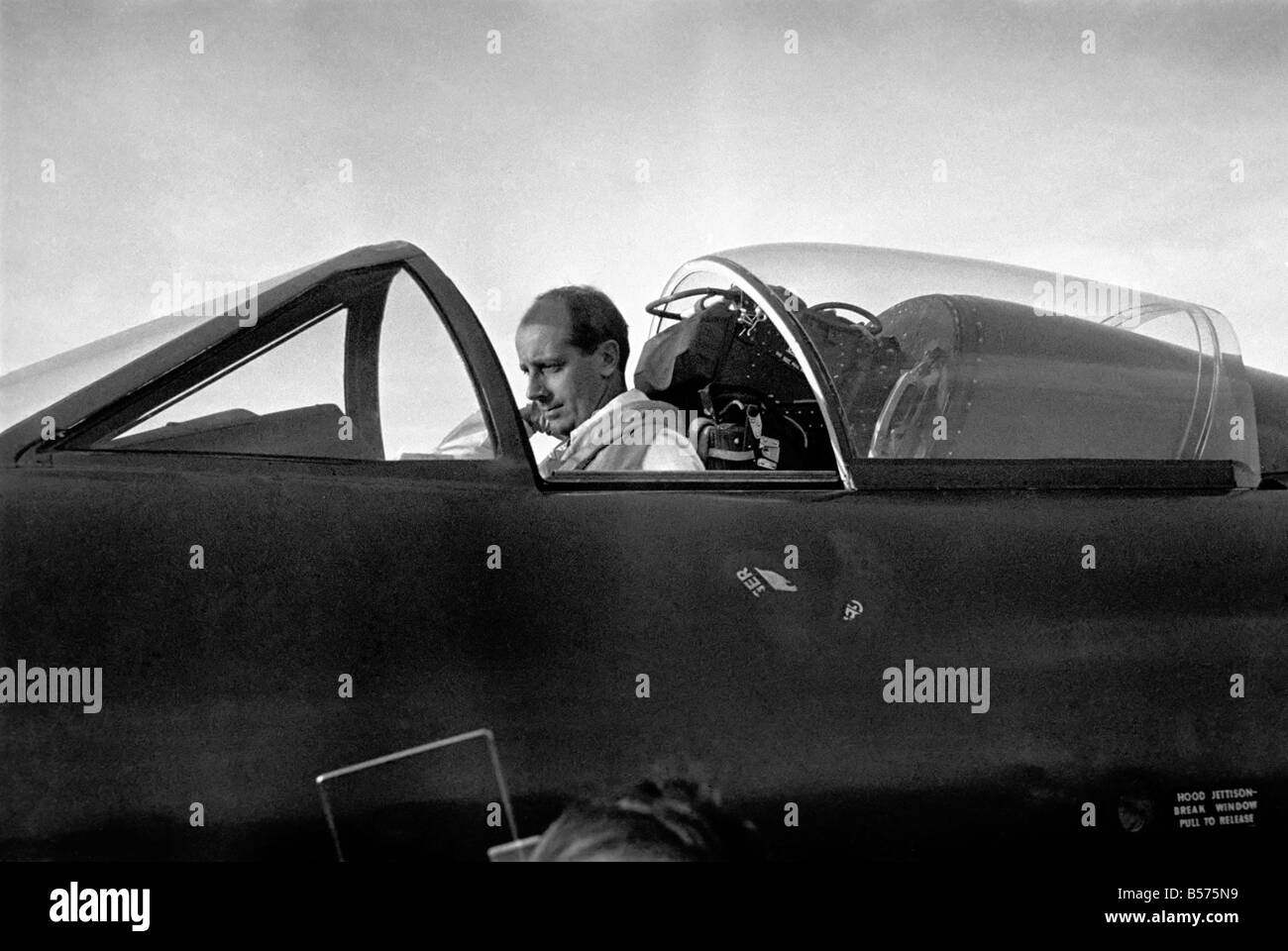 Test pilot Neville Duke in the cockpit of a Hawker Hunter jet fighter for  an attempt on the World's airspeed record. On 7 Sept Stock Photo - Alamy