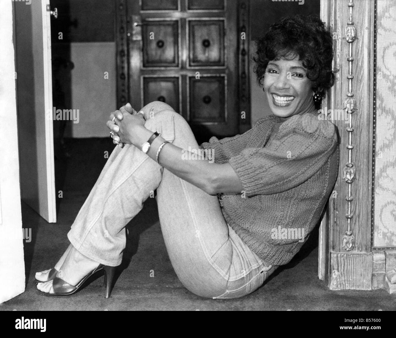 Shirley Bassey shows off her new slim figure in her suite at the Dorchester Hotel, Park Lane. September 1982 P003700 Stock Photo