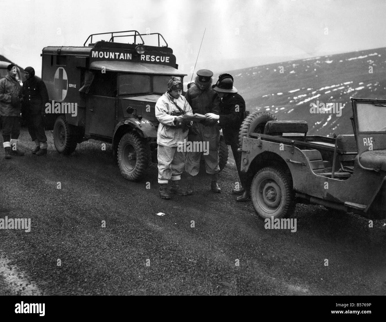 Harpur Hill Buxton RAF Rescue team at work. L to R Lac Austin, walkie talk operator F1/Lt Allan, officer in charge and Station Officer R.J. Cox o Buxton mark spot of supposed crash. January 1949 P005341 Stock Photo