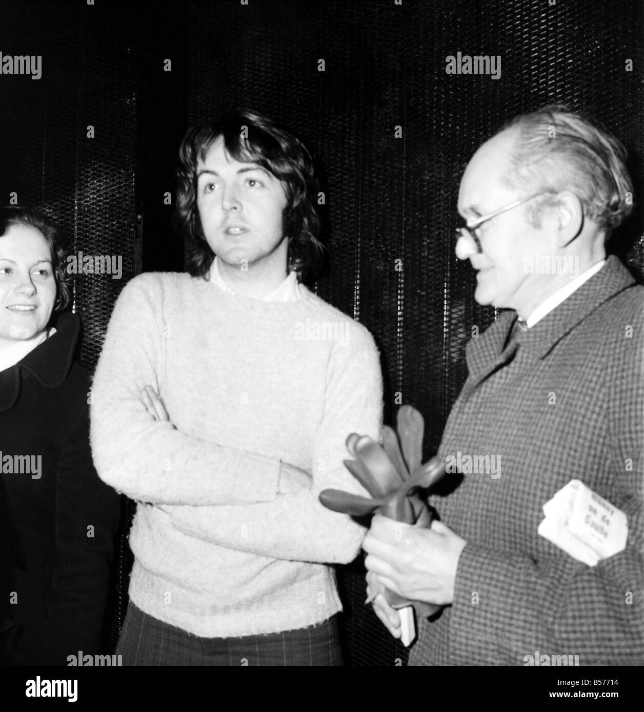 Paul McCartney talks to Mirror Man Don Short outside his house in St John's Wood. March 1969 Z02414 Stock Photo