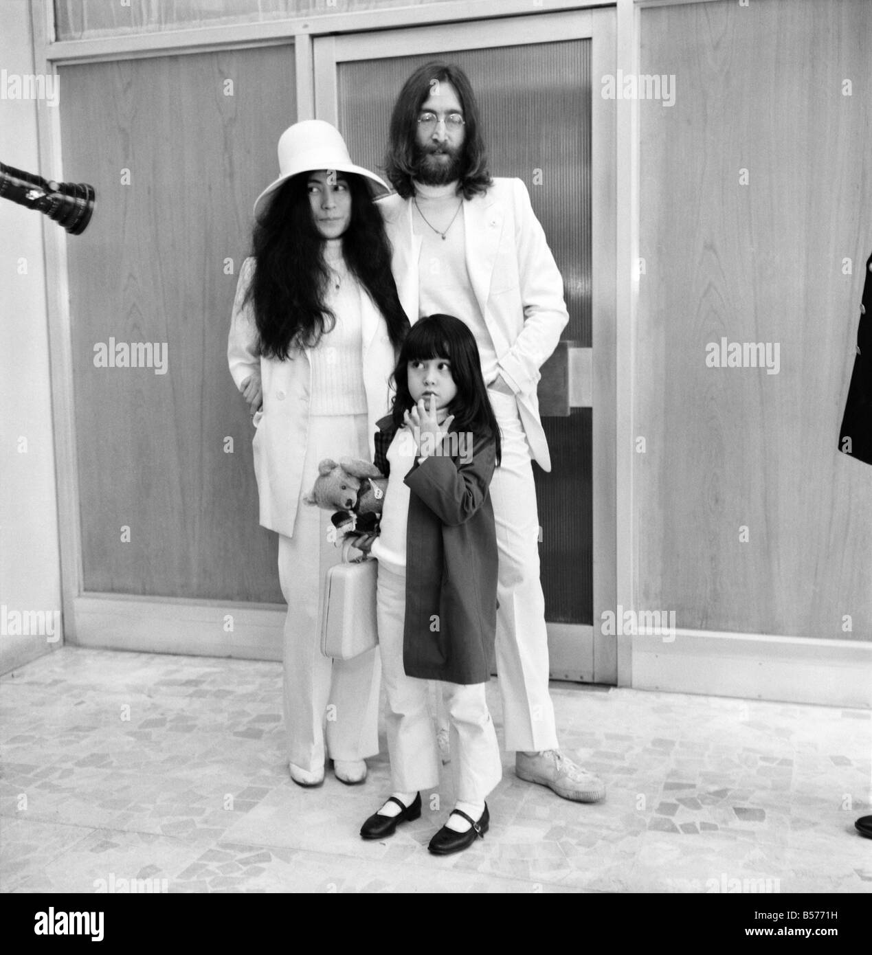 Beatle John Lennon and his wife Yoko Ono left Heathrow Airport London this afternoon (Sat) to fly to the Bahomes for another Bed Stock Photo