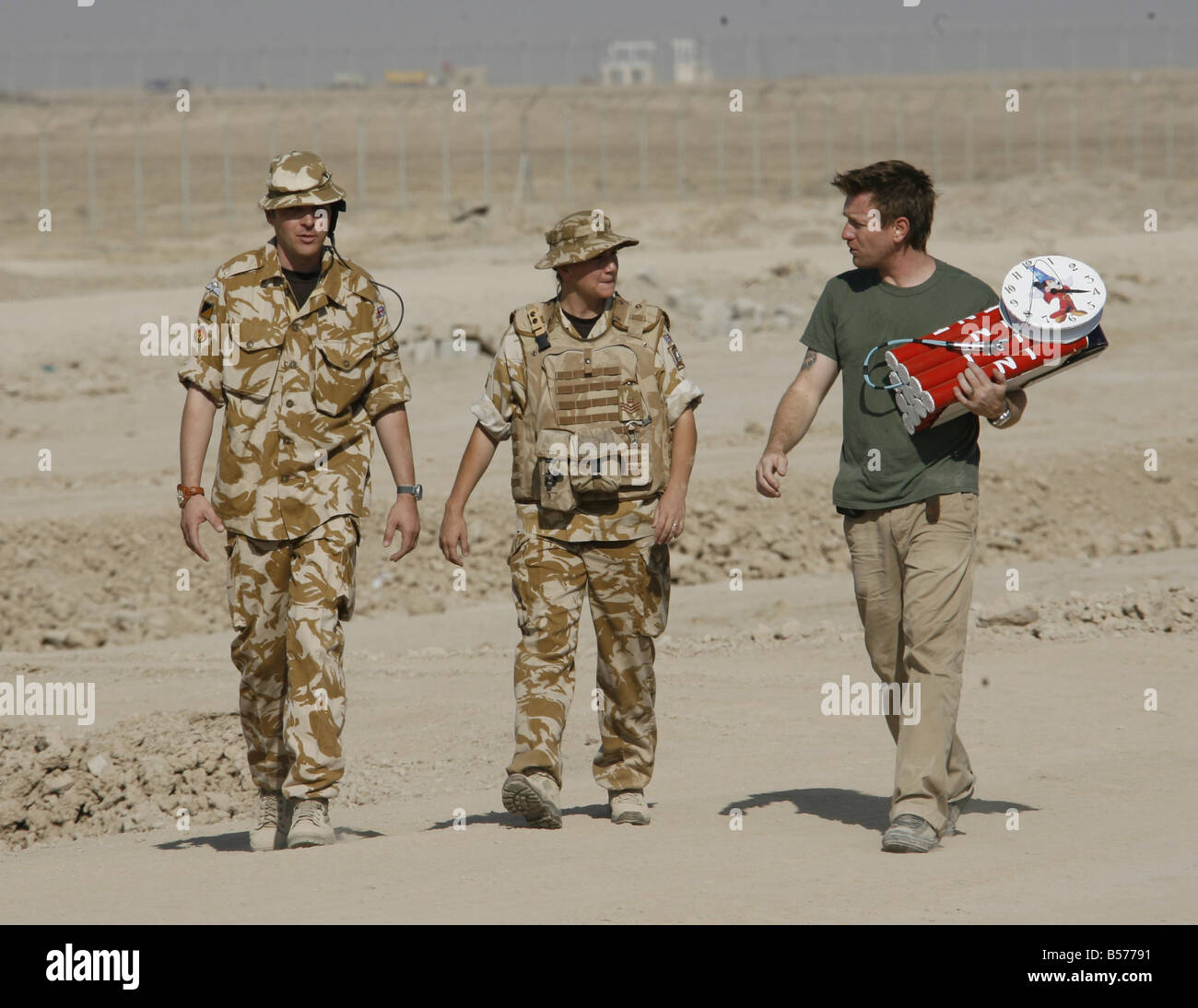 Pride Of Britain Awards Ewan McGregor t shirt with soldiers the Joint EOD explosive Ordanance Division group at Basrah Iraq Stock Photo