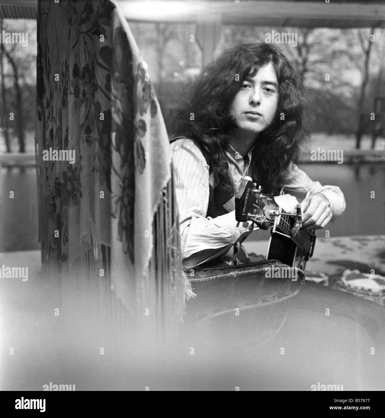 ミュージシャン USA 70's Vintage LED ZEPPELIN JIMMY PAGE File:Led Zeppelin - Jimmy Page (1977).jpg - Wikimedia Commons
