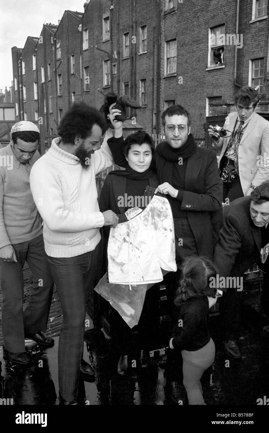John Lennon And Yoko Pictured On The Roof Of Black House In