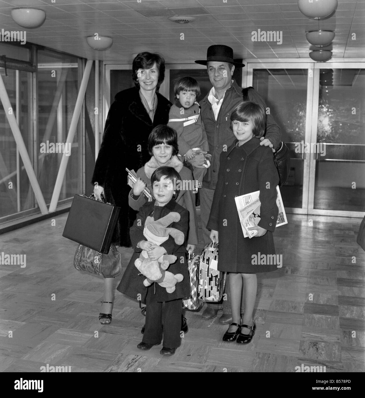 Film Actor Tony Curtis and wife Lesley and Children. Back Row L/R Mrs. Lesley Curtis, 20-month-old Benjamin in his father's arms. Front row L/R Allegra (8 Stock Photo