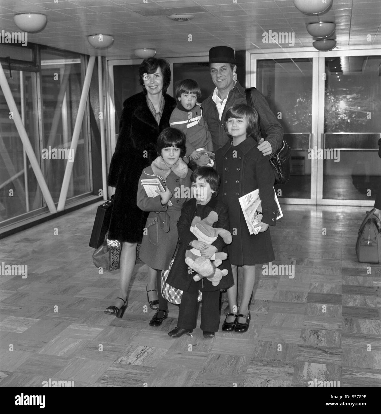 Film Actor Tony Curtis and wife Lesley and Children. Back Row L/R Mrs. Lesley Curtis, 20-month-old Benjamin in his father's arms. Front row L/R Allegra (8 Stock Photo